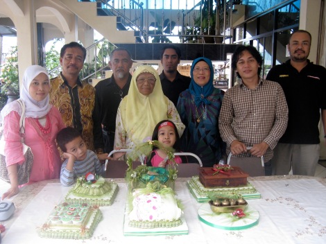 Fr. left: K Ina,ayah,paklang,tok,rafiqi,mak,Naqi,abg Faiz, and Sarah dan Umar (kat bwh)